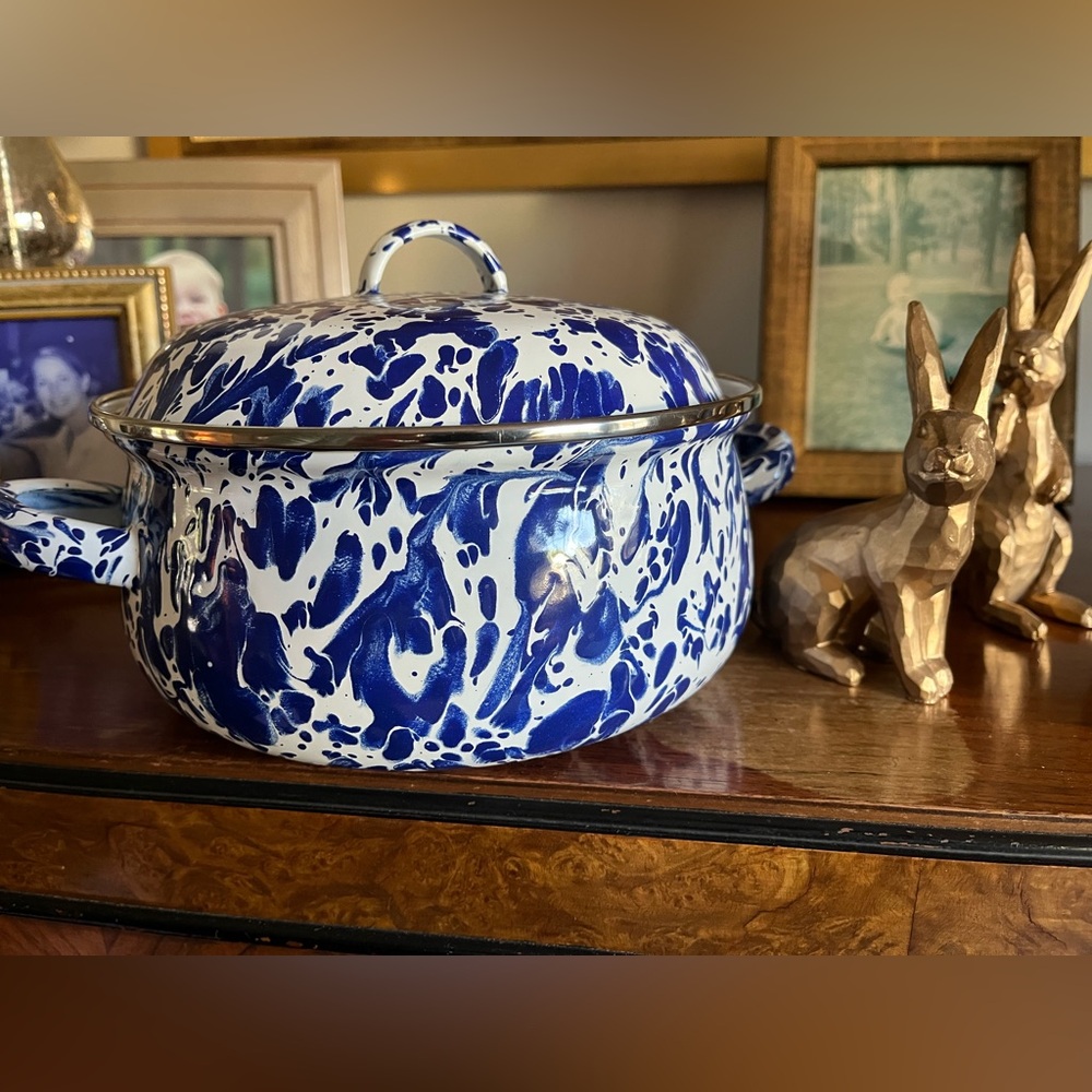 NEW GOLDEN RABBIT
Cobalt Swirl Enamel Dutch Oven